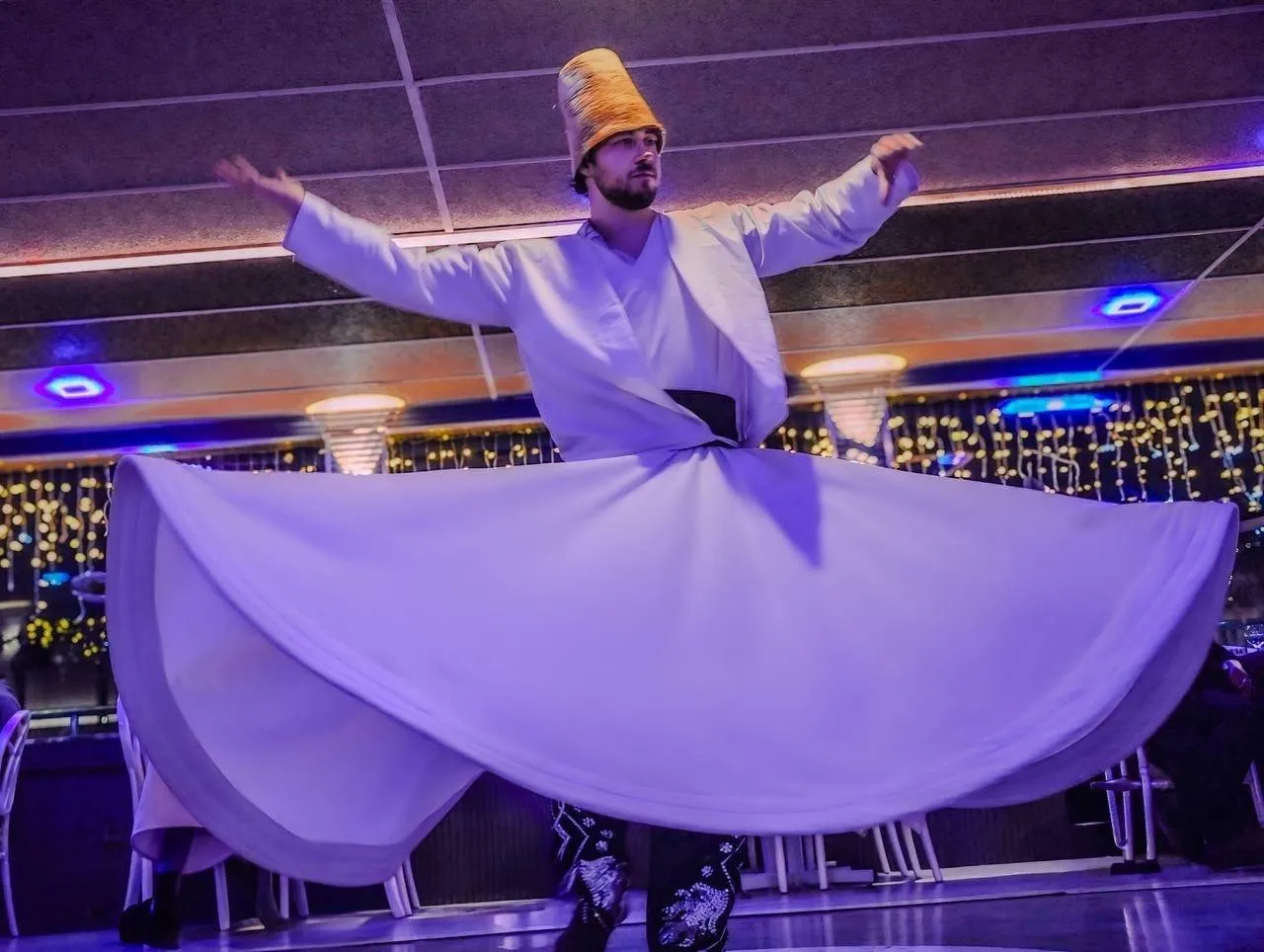 Istanbul: Bosphorus Dinner Cruise with Private Table & Shows